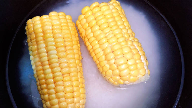玉米虾仁蛋炒饭,锅中放入大米、<a style='color:red;display:inline-block;' href='/shicai/ 508'>甜玉米</a>,开始蒸饭。