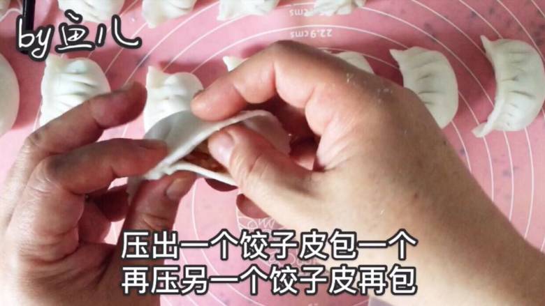 水晶饺子,面皮上放馅料,包好饺子,压一个面皮包一个饺子,如果一起压出来再包,面皮会发干
