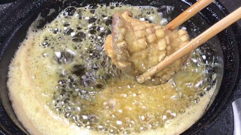 豆腐鲍鱼,继续炸至表面金黄,捞出沥油