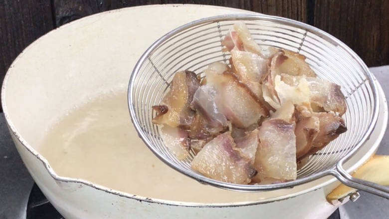 熏肉炒黄瓜,起锅放入适量清水,放入熏肉煮沸,捞出备用