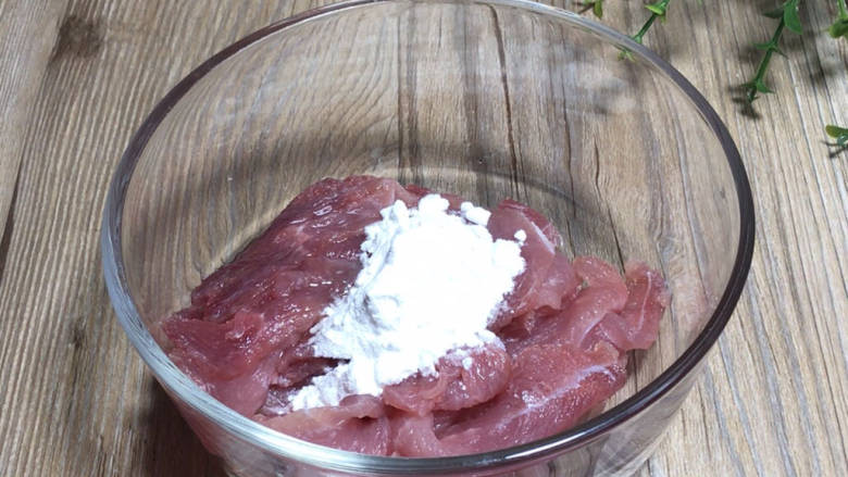 冬瓜瘦肉汤,加入料酒和淀粉,抓捏均匀腌制备用