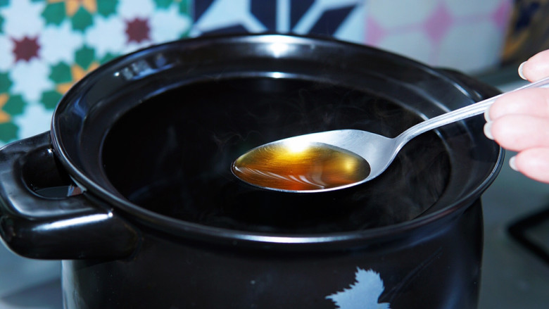 萝卜煲羊排,煲里加入热水,加<a style='color:red;display:inline-block;' href='/shicai/ 718'>料酒</a>去腥增香