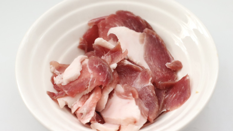 肉片炒蒜苔,<a style='color:red;display:inline-block;' href='/shicai/ 414'>猪肉</a>洗净切薄片,放入碗里。