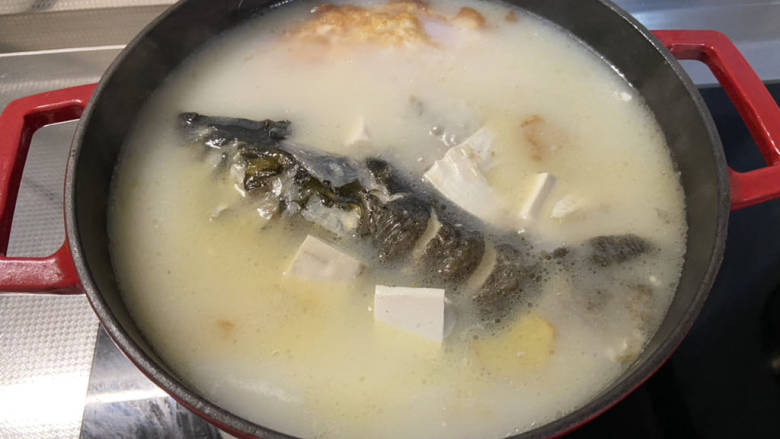 鱼头炖汤➕鱼头豆腐汤,炖到汤汁奶白,加入嫩豆腐,
