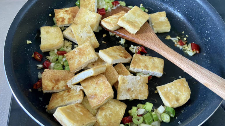椒盐豆腐,下煎好的豆腐,翻炒均匀