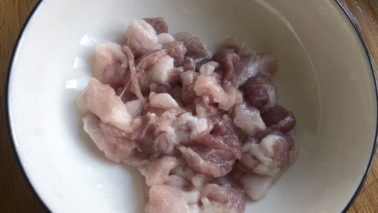 青椒炒花菜,肥瘦相间的猪肉清洗干净,切成薄片