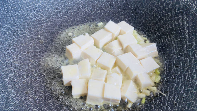 白果炖豆腐,放入豆腐块,颠锅几下