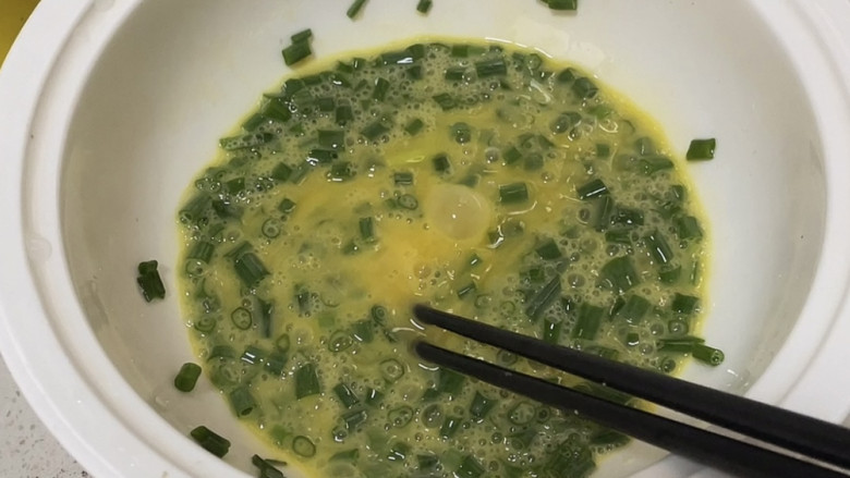 葱花炒鸡蛋,再加入盐,鸡汁搅匀