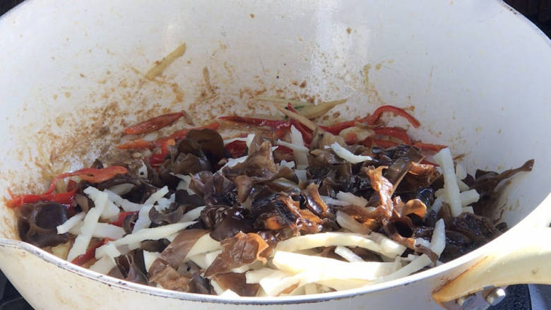 鱼香肉丝,加入笋和木耳，炒匀