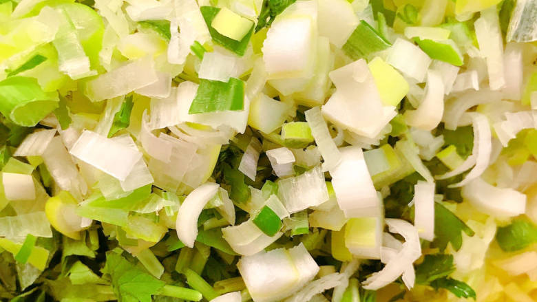 包菜猪肉饺子,加入大葱碎