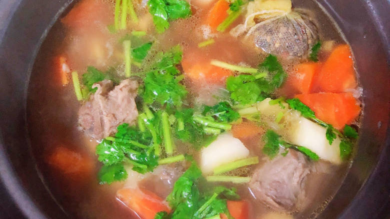 山药胡萝卜炖羊肉,撒上香菜末,即可出锅了。