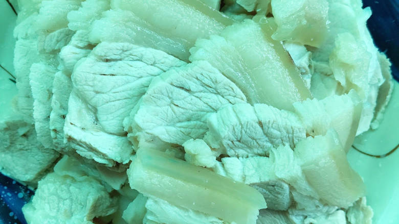 #闹元宵#蒜泥白肉,装入盘中