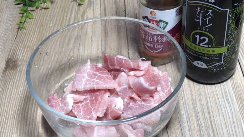 丝瓜肉片,瘦肉洗净后切成薄片,装入容器中
