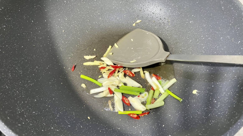 茭白炒鸡蛋,加适量食用油,下姜丝葱白蒜片小米辣,中小火煸香