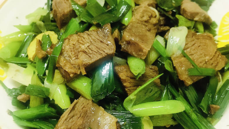 蒜苗炒牛肉,出锅装盘
