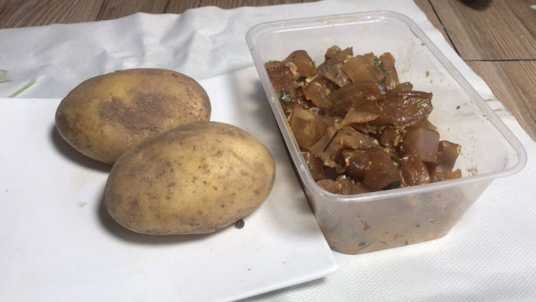 土豆烧牛筋,备好食材