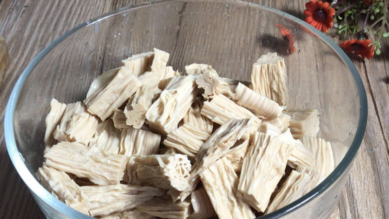辣椒炒腐竹,泡发好的腐竹洗净,沥水备用