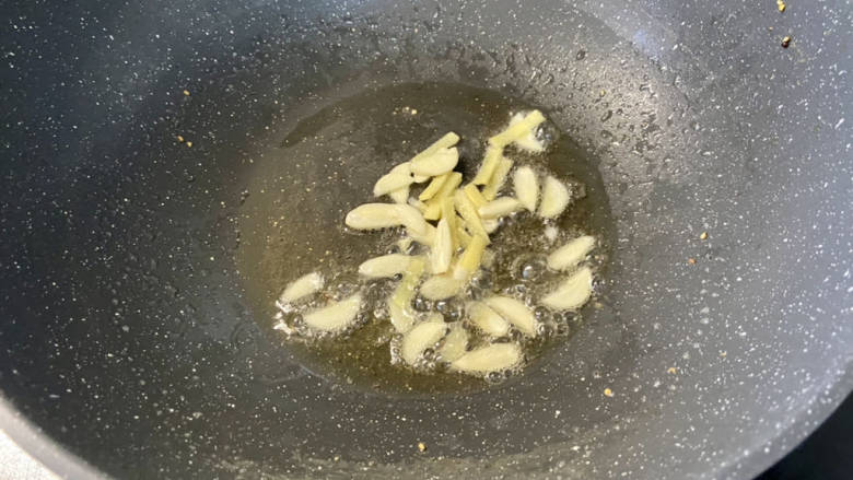 火腿青菜炒鸡蛋,留底油,下蒜片姜片中小火煸香