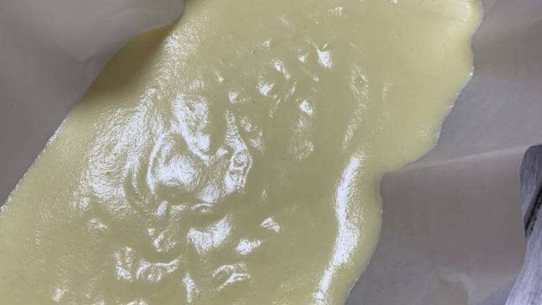 古早蛋糕(抖臀),烤箱预热140°10分钟。装入模具,如用活底的用锡纸把模具底下包起来。