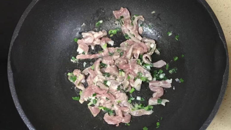 嫩南瓜炒肉丝,加入猪肉丝,煸炒至变色