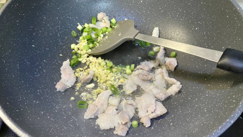 糖醋茭白➕五花肉糖醋茭白,加入姜蒜末,葱白,煸香