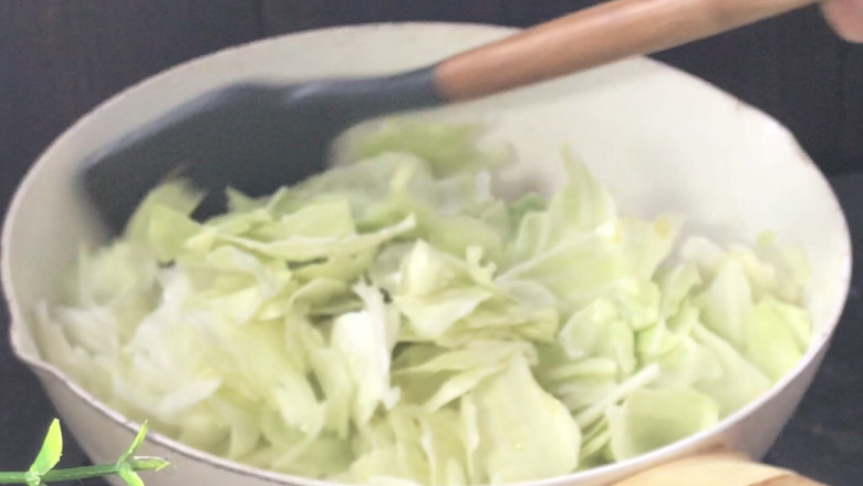 干煸圆白菜,放入包菜,翻炒均匀至变软