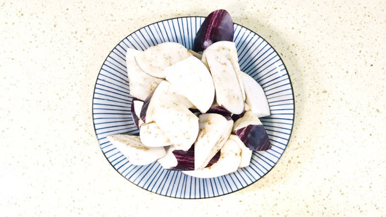茭白茄子焖肉,<a style='color:red;display:inline-block;' href='/shicai/ 58'>茄子</a>洗净,切成滚刀块