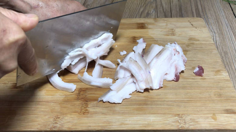 豆腐炖冬瓜,肥肉洗净后切成薄片,备用