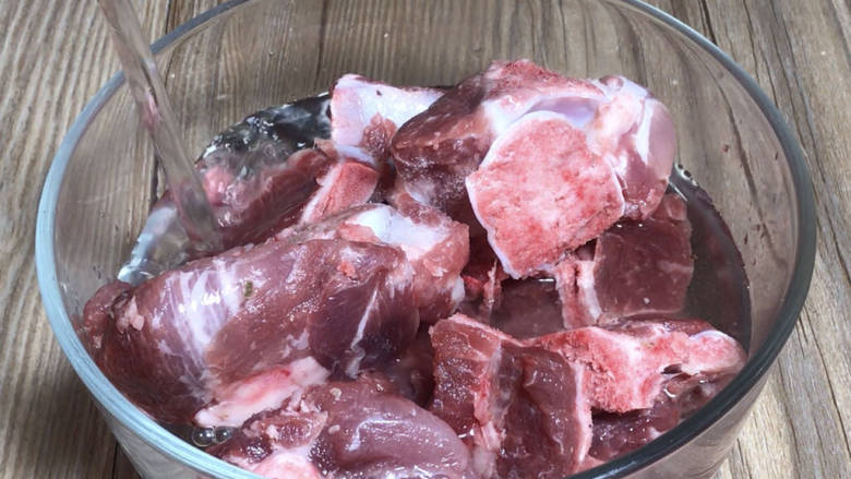 板栗萝卜骨头汤,猪骨洗净血水,沥干水分