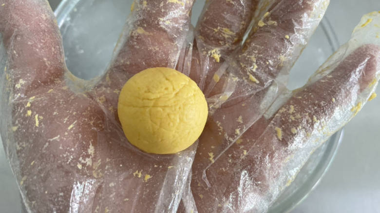 田园南瓜饼,揪出小剂子揉圆。