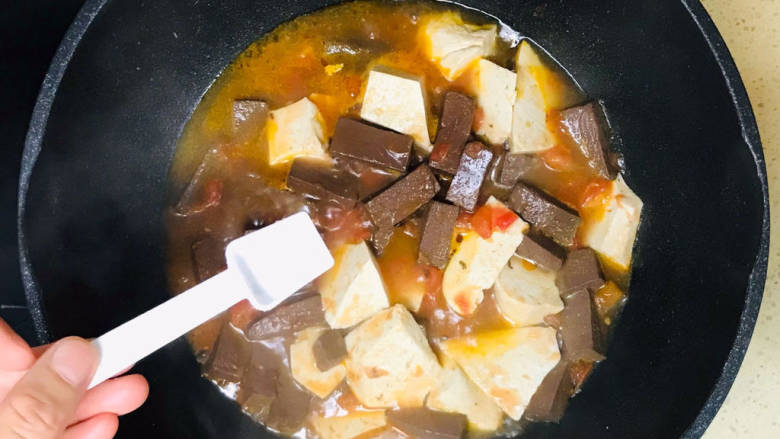 酸辣豆腐,加入鸭血和豆腐,翻炒均匀,撒入盐调味