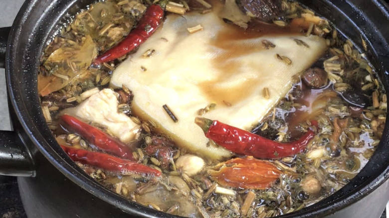 卤豆腐皮,放入豆腐皮,煮沸后转小火煮10分钟