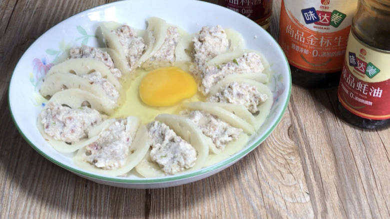莲藕蒸豆腐,装入盘中,挤着装,中间打入一个鸡蛋