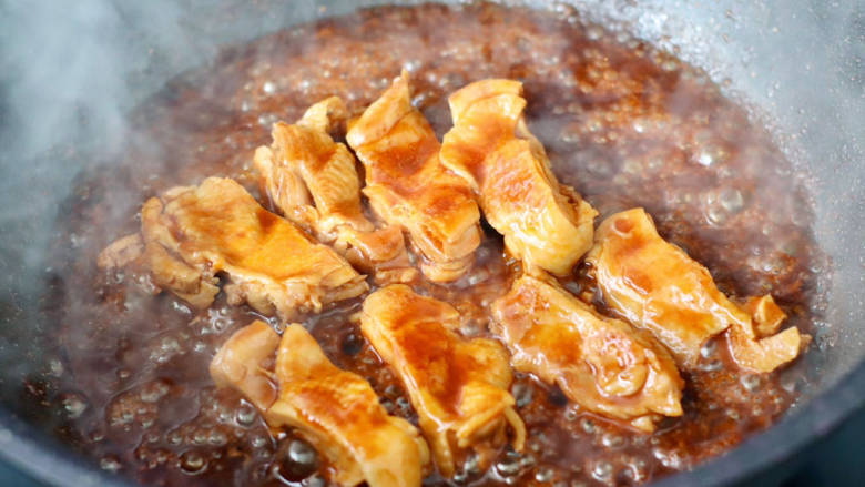 彩椒鸡腿饭,大火烧开,煮至锅中汤汁浓稠时。