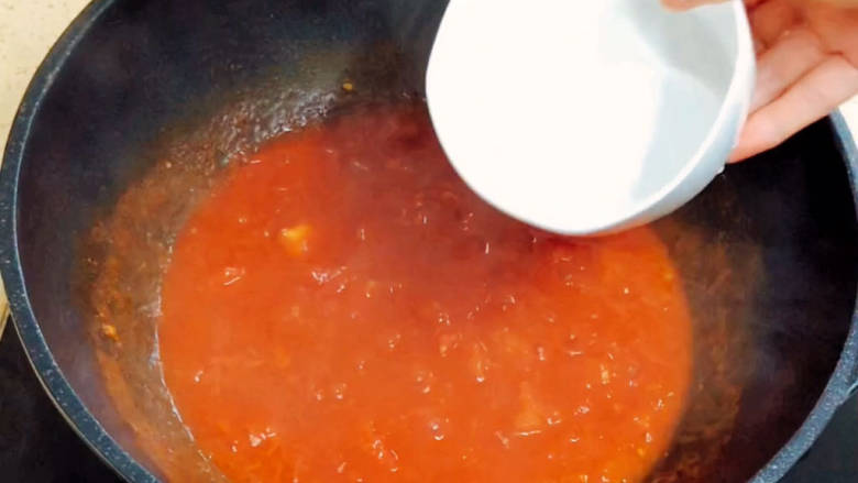 酸汤肉片,加入一碗清水,翻拌均匀