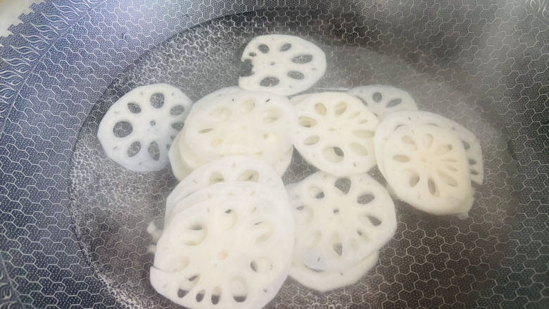 姜汁莲藕,锅中加入适量清水大火烧开,放入藕片焯烫一分钟