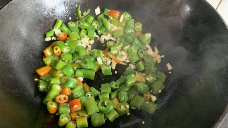 椒盐花菜,倒入青椒煸炒