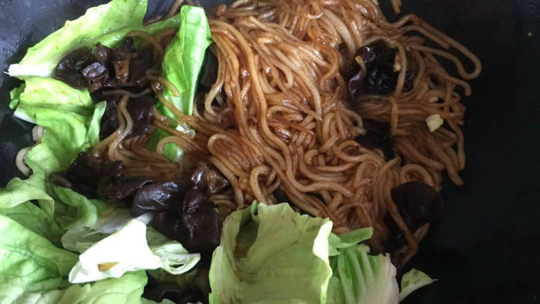 木耳炒粉丝,下入几根青菜,翻炒入味