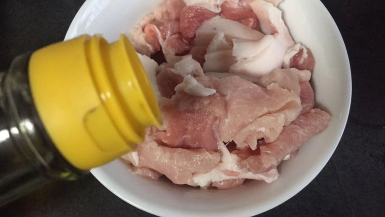 猪肉烧板栗,五花肉放碗里,加入<a style='color:red;display:inline-block;' href='/shicai/ 718'>料酒</a>