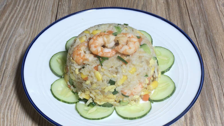 玉米虾仁蛋炒饭,倒扣在盘中,随意装饰一下也可以