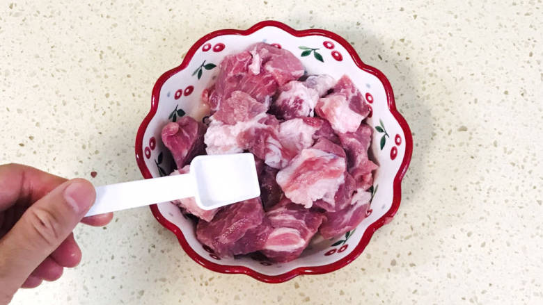 芋头蒸五花肉,切成滚刀块,撒入盐调味