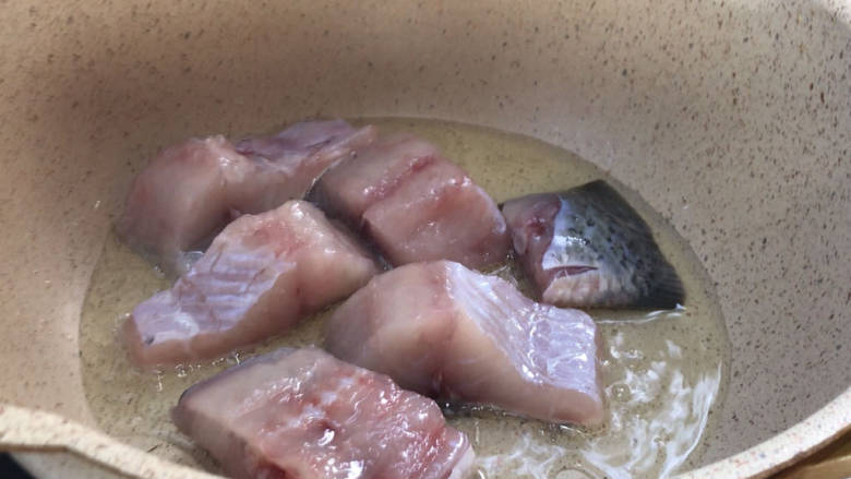 平菇豆腐清炖鱼汤,放入热油锅中,煎至两面金黄