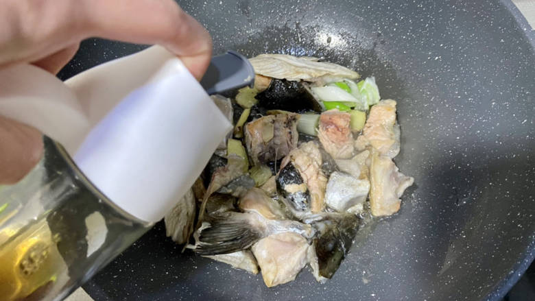 三文鱼豆腐羹➕三文鱼头豆腐羹,淋半汤匙料酒去腥