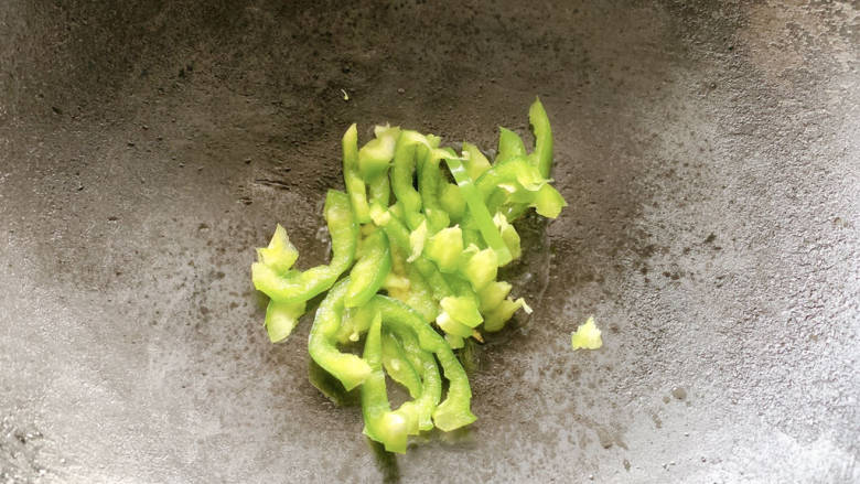 皮蛋炒青椒,加入青椒丝,翻炒出香味。