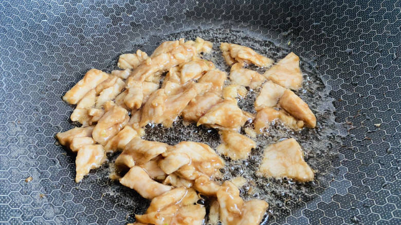 蘑菇炒肉片,放入腌制好的肉片翻炒至变色
