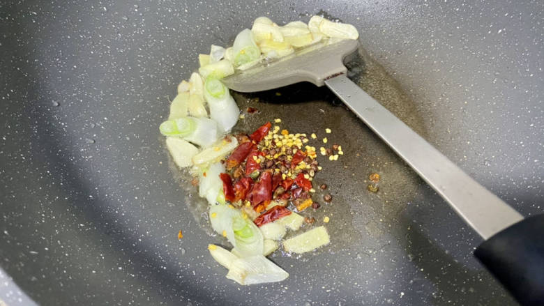白菜烩小酥肉,加入花椒干辣椒八角,中小火煸香