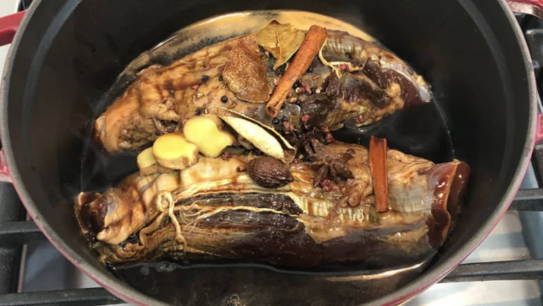 酱牛肉,开小火烧开,期间边翻动牛腱