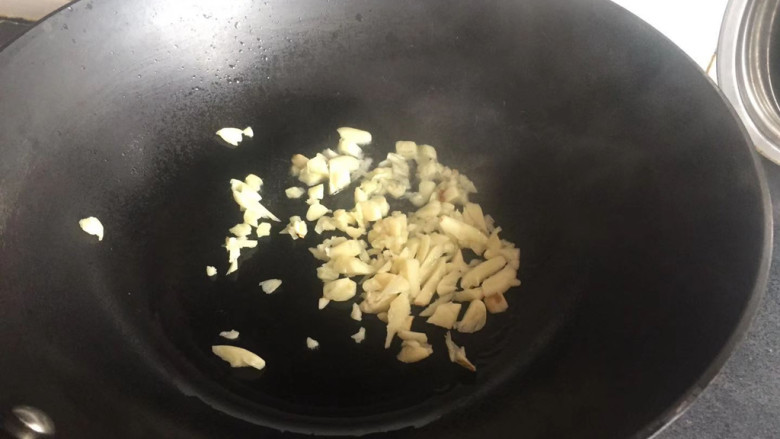 蒜香红苋菜,热锅倒油,下入蒜末炒香