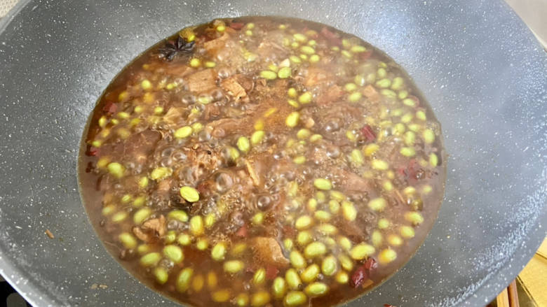 红烧鸭块➕毛豆烧鸭腿,开盖,中大火收汁到汤汁浓郁