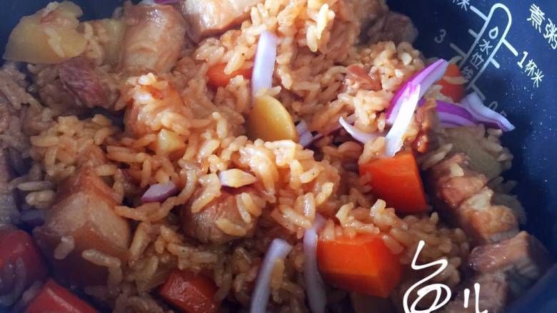 五花肉焖饭,饭煮好开盖,放入洋葱条拌匀